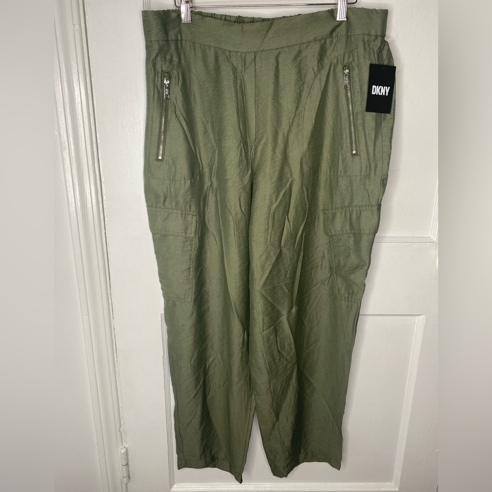 DKNY NWT Light Fatigue Women's Olive Green Pants with Zipper Pockets